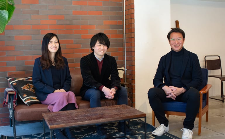 お話を伺った本宮さん、秋山さんと佐藤岳