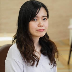 秋山 未里 氏