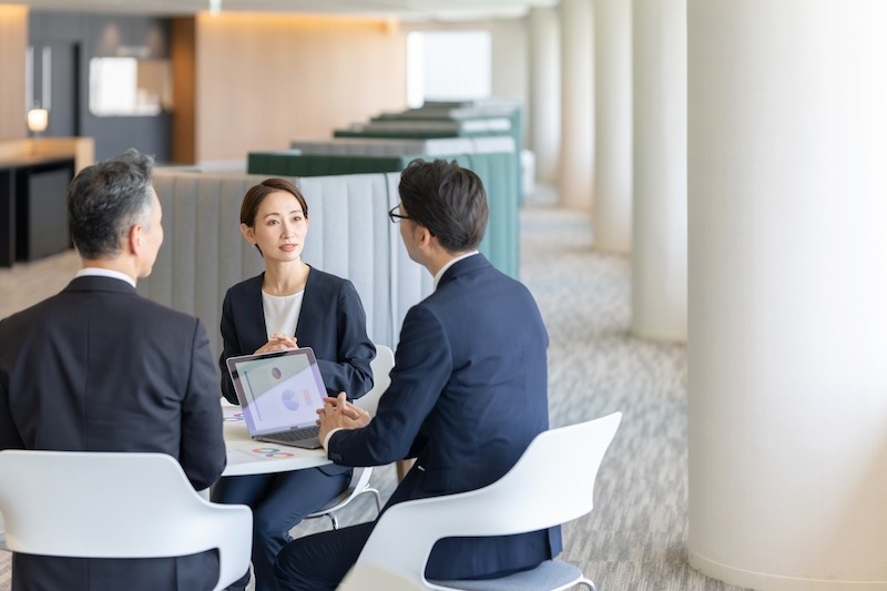自社の強みを商談で説明している